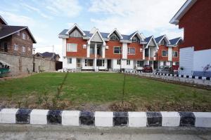 een groot huis met een tuin ervoor bij Zaabeel Villa Kashmir in Srinagar