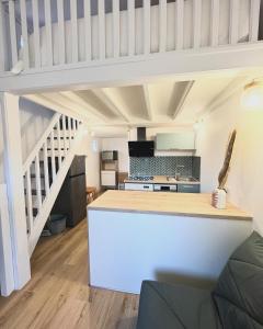 uma cozinha com um balcão e uma escada em Maisonnette Au bord du lac Marin Port Leucate em Leucate