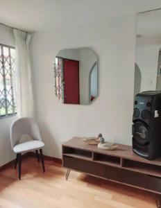 uma sala de estar com uma mesa e um espelho em Hermosa Casa en el Polo em Lima