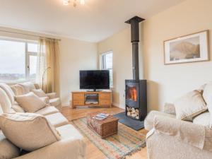 a living room with a fireplace and a tv at 2 Bed in Bassenthwaite SZ381 in Bassenthwaite Lake