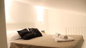a bedroom with a bed with towels on it at Uno Spettacolo Della Natura, Modern Style in San Lucido