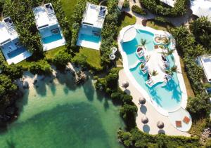 Dikoni的住宿－Y Residential Luxury Villas，享有度假村游泳池的顶部景致