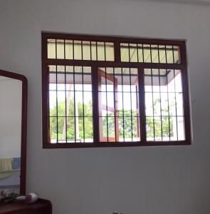 una ventana en una habitación blanca con vistas en Villa roma, panadura, en Panadura