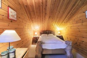 - une chambre avec un lit dans une pièce en bois dans l'établissement Les Chalets de Flaine Hameau - maeva Home - Chalet 5 Pièces 8 Personnes - Con 61, à Flaine