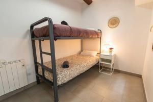 1 dormitorio con 2 literas en una habitación en SEMOLERES, en Barcelona