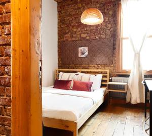 - une chambre avec un lit et un mur en briques dans l'établissement Entire Apartment with Amazing Seaview Terrace Near Galata Tower, à Istanbul