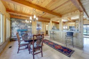 派恩戴爾的住宿－Spacious Pinedale Home with Mountain Range View，一间设有桌椅和石墙的用餐室