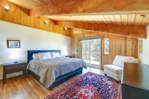 派恩戴爾的住宿－Spacious Pinedale Home with Mountain Range View，卧室配有床、椅子和窗户。