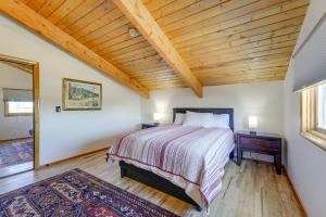 Postel nebo postele na pokoji v ubytování Spacious Pinedale Home with Mountain Range View