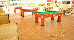 2 mesas de ping pong en el suelo de madera en Lacqua diRoma RM Hospedagem en Caldas Novas