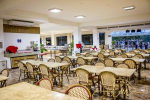 une salle à manger avec des tables et des chaises dans un restaurant dans l'établissement Lacqua diRoma RM Hospedagem, à Caldas Novas