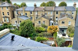 - une vue sur les maisons depuis le toit d'un bâtiment dans l'établissement Bright Quiet Loft Room Ensuite Serene Clapham Area, à Londres