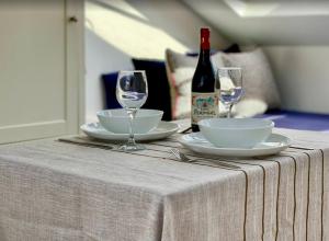 una mesa con dos copas y una botella de vino en Bright Quiet Loft Room Ensuite Serene Clapham Area en Londres