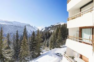 un edificio nella neve con vista sulle montagne di Résidence Arche - maeva Home - Studio 4 Personnes - Confort 97 ad Arâches
