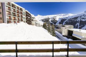 Aussicht vom Balkon eines Hotels im Schnee in der Unterkunft Résidence Arche - maeva Home - Appartement 2 Pièces 4 Personnes - Sélection 99 in Arâches-la-Frasse