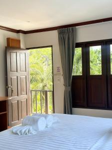 Postel nebo postele na pokoji v ubytování Botanic Boutique Hotel Surin Beach