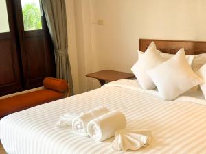 Postel nebo postele na pokoji v ubytování Botanic Boutique Hotel Surin Beach
