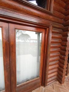 una finestra in legno nell'angolo di una camera di Chalet's lake_Bolu Abant _log house a Piroğlu