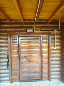 una puerta de garaje de madera en un edificio de madera en Chalet's lake_Bolu Abant _log house, en Piroğlu