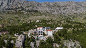 una vista aerea di una casa su una montagna di Seaview villa Agata with heated infinity pool a Lokva Rogoznica