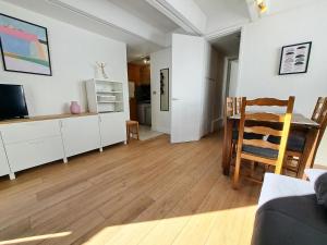 ein Wohnzimmer mit einem Esstisch und einer Küche in der Unterkunft Résidence Aldébaran - maeva Home - Studio 4 personnes - Confort 99 in Arâches-la-Frasse