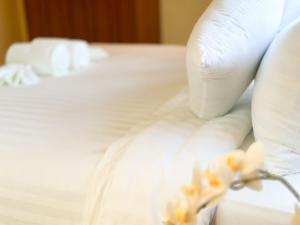 Postel nebo postele na pokoji v ubytování Botanic Boutique Hotel Surin Beach