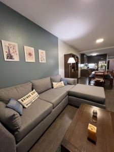 sala de estar con sofá y mesa en Gran Rivadavia en Ushuaia