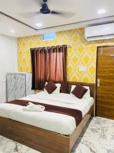 1 dormitorio con 1 cama grande en una habitación en Seven star, en Indore