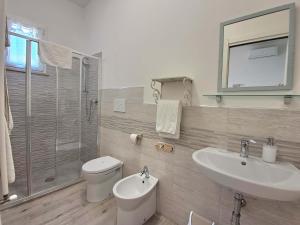 リオトルトにあるIl Giardinoのバスルーム(洗面台、トイレ、鏡付)