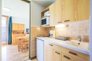 Kuchyň nebo kuchyňský kout v ubytování Résidence Doris - maeva Home - Studio 4 Personnes - Confort MAE-3910