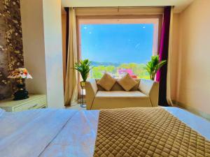 Llit o llits en una habitació de Hotel The Tirath View