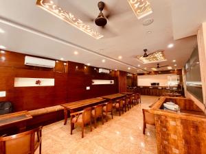 A restaurant or other place to eat at Hotel The Tirath View