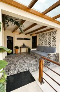 un patio con un banco en un suelo de piedra en Hotel Siesta Holbox en Holbox Island