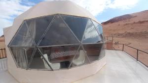 un observatorio sentado en la azotea en مخيم الانيق, en Wadi Rum