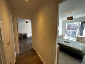 ein Wohnzimmer mit einem Sofa und einem Fenster in der Unterkunft Luxury Central Manchester Apartment with Secure Parking in Manchester