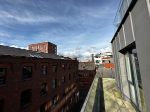 einen Blick vom Balkon eines Gebäudes in der Unterkunft Luxury Central Manchester Apartment with Secure Parking in Manchester