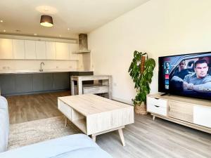 ein Wohnzimmer mit einem großen Flachbild-TV in der Unterkunft Luxury Central Manchester Apartment with Secure Parking in Manchester
