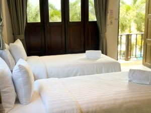 Postel nebo postele na pokoji v ubytování Botanic Boutique Hotel Surin Beach