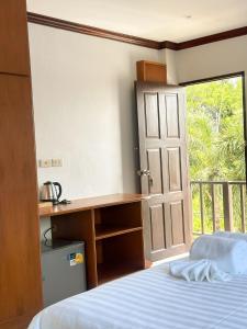 Postel nebo postele na pokoji v ubytování Botanic Boutique Hotel Surin Beach