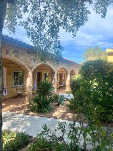 ein Steinhaus mit Terrasse und Gartenanlage in der Unterkunft Hotel Aatu - Adults Only in Peratallada