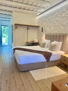 um quarto com uma cama grande num quarto em Hotel Aatu - Adults Only em Peratallada