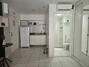 uma cozinha com um frigorífico branco e um WC em F1614 FG Apart Hotel Fusion WIFI Piscina Academia em Brasília