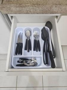 uma gaveta cheia de utensílios numa cozinha em F1614 FG Apart Hotel Fusion WIFI Piscina Academia em Brasília