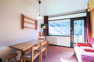 ein Wohnzimmer mit einem Tisch und einem großen Fenster in der Unterkunft Résidence Antarès - maeva Home - Studio 4 Personnes - Budget 62 in Flaine