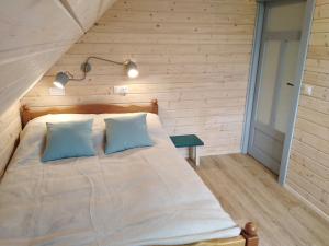 1 cama con 2 almohadas en una habitación en Sosnogródek en Rutka Tartak