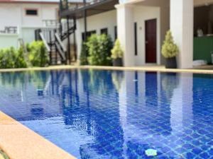 Bazén v ubytování Botanic Boutique Hotel Surin Beach nebo v jeho okolí