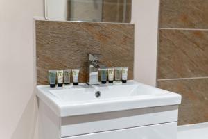 a white sink in a bathroom with a mirror at Manchester 1Bed Apartment, Free Parking For Two, Long Term Discounts in Manchester