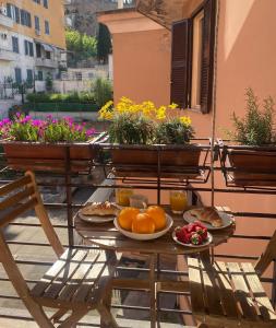 een tafel met fruitschalen op een balkon bij Have a nice stay in Rome 2 in Rome