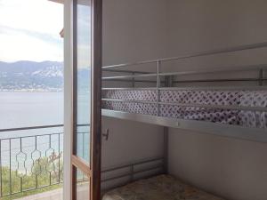 Zimmer mit Etagenbetten und Blick auf das Wasser in der Unterkunft Casa Piaghen in 