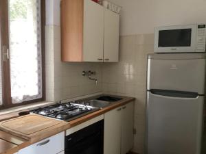 een keuken met een witte koelkast en een wastafel bij Casa Piaghen in Pai